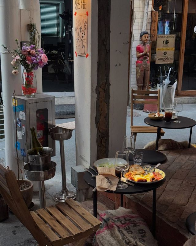 신흥시장만의 특별한 분위기로 외국의 로컬 맛집에 온듯한 분위기를 풍기는 올드빅. 인스타그램 @theoldvic.seoul