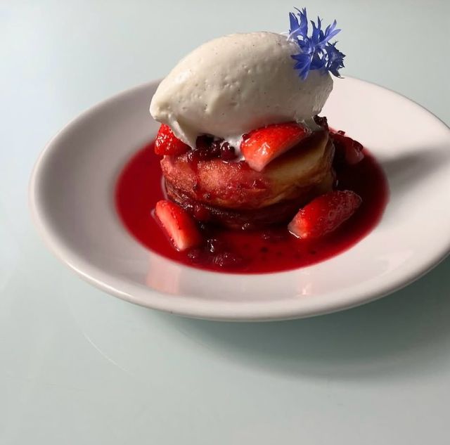 싱그러운 제철 과일을 활용한 팬케이크도 별미인 곳. 인스타그램 @dekad.kafeteria