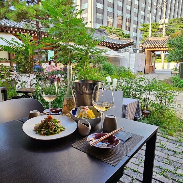 300년된 전통 한옥의 고즈넉함을 느끼며 정갈한 한식과 함께 와인을 즐길 수 있는 가가바. 인스타그램 @gagabar_seoul