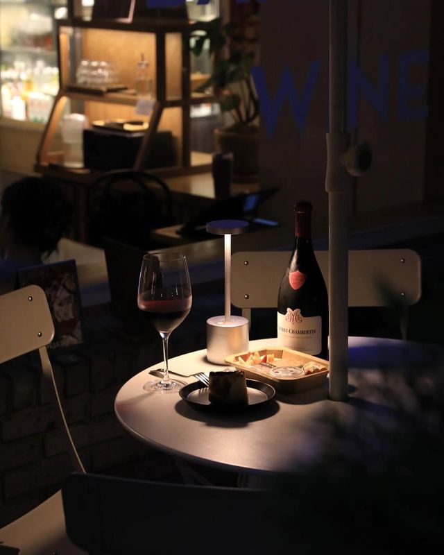 낮과 밤, 서로 다른 매력으로 와인을 즐길 수 있는 카페 르상스. 인스타그램 @cafelesens
