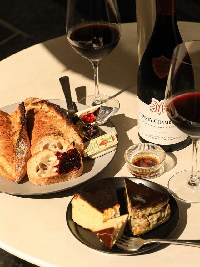 낮과 밤, 서로 다른 매력으로 와인을 즐길 수 있는 카페 르상스. 인스타그램 @cafelesens