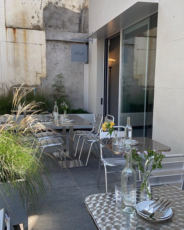 세련된 야외 공간에서 햇살과 함께 와인을 즐길 수 있는 데케드. 인스타그램 @dekad.kafeteria 