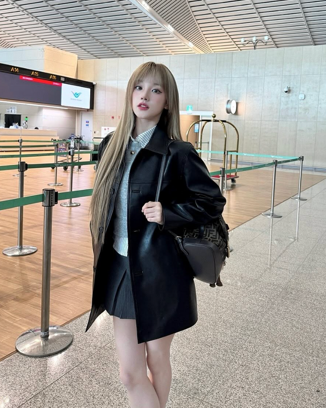 블랙 레더 코트에 프레피 룩 스타일을 착용한 우기. 인스타그램 @yuqisong.923