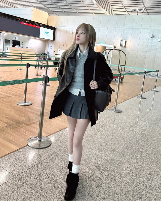 블랙 레더 코트에 프레피 룩 스타일을 착용한 우기. 인스타그램 @yuqisong.923