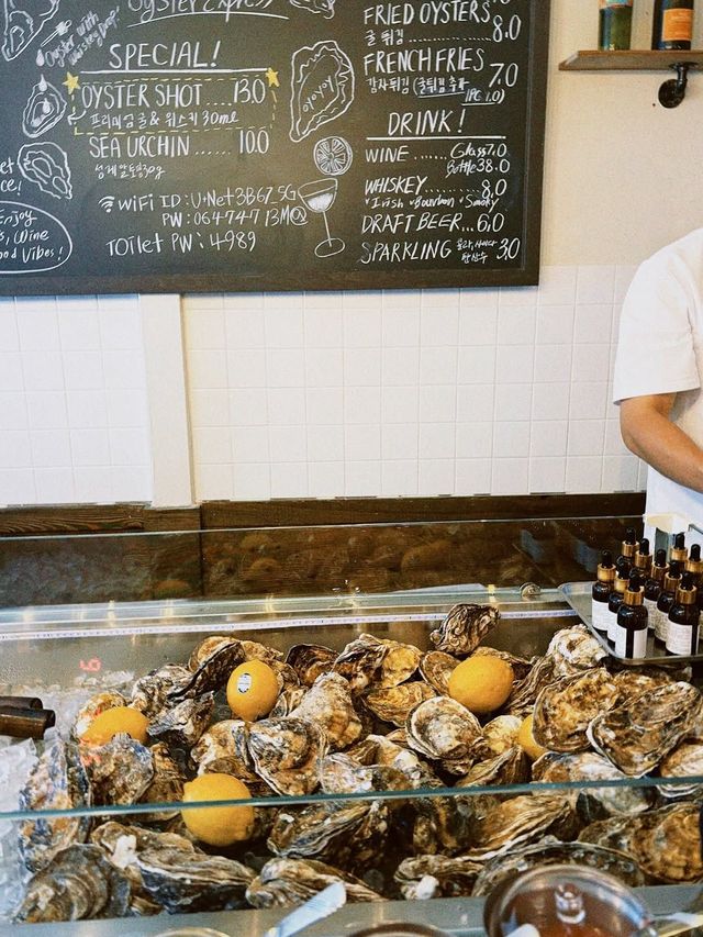 부담없이 가볍게 굴을 즐기기 좋은 성수 oyoyoy. 인스타그램 @oyoyoy_seoul