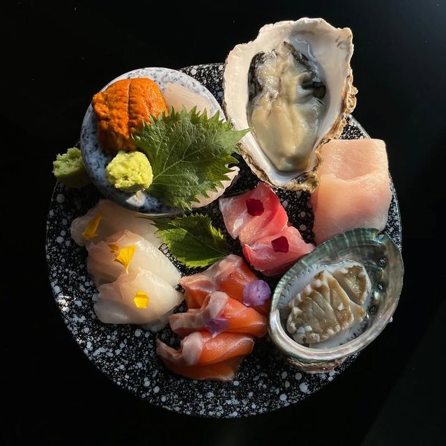 신선한 해산물과 정갈한 한식을 즐길 수 있는 진작 카키. 인스타그램 @jinjak_kakii