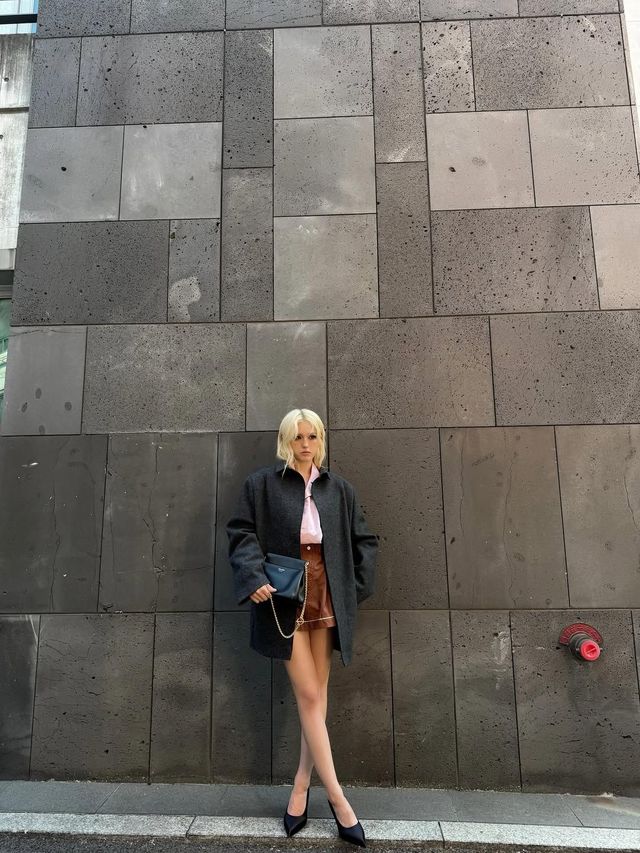 미니멀한 그레이 싱글브레스트 코트를 입은 전소미. 인스타그램 @somsomi0309