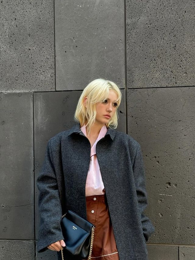 미니멀한 그레이 싱글브레스트 코트를 입은 전소미. 인스타그램 @somsomi0309