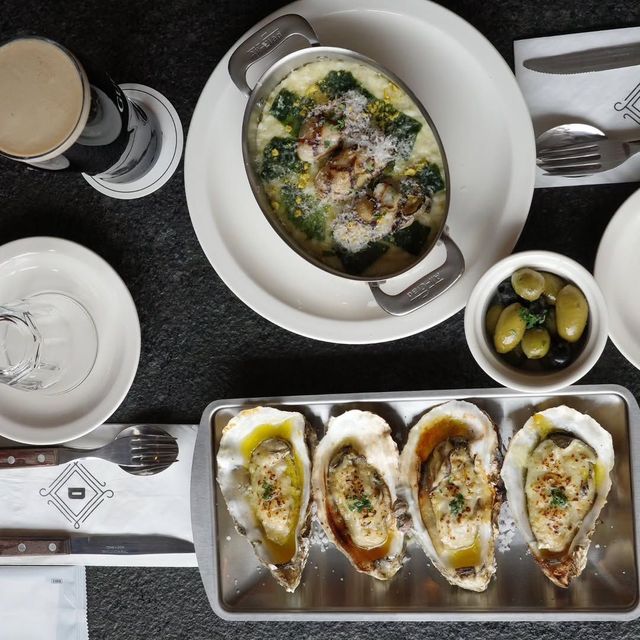 굴부터 문어, 새우, 가리비 등 다양한 신선한 해산물을 만나볼 수 있는 더즌 오이스터 한남. 인스타그램 @dozenoyster