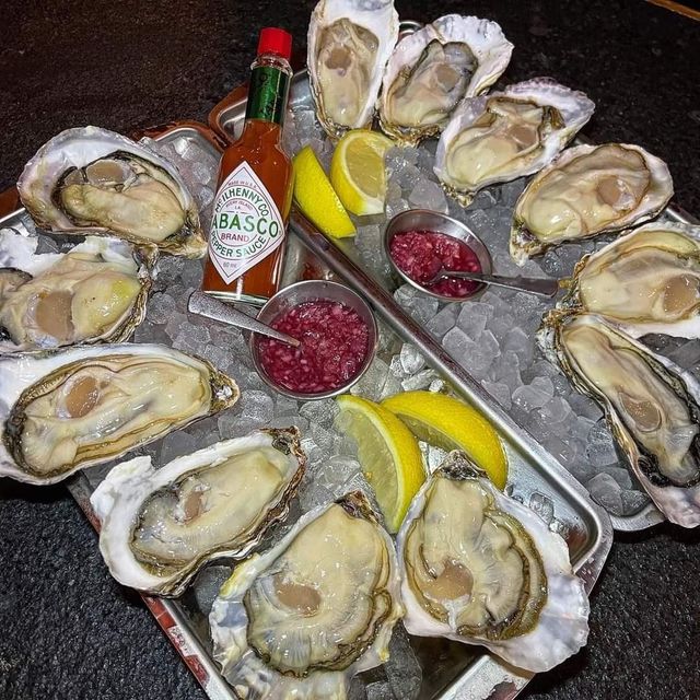 굴부터 문어, 새우, 가리비 등 다양한 신선한 해산물을 만나볼 수 있는 더즌 오이스터 한남. 네이버 지도 더즌 오이스터 한남 업체 등록 사진