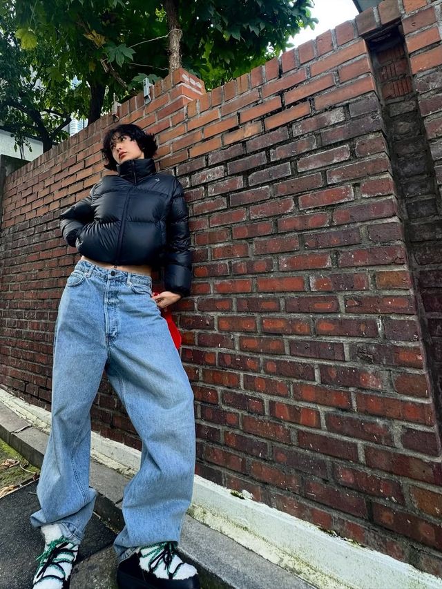 방한화로 겨울 스트리트 룩을 완성한 나나. 인스타그램 @jin_a_nana 