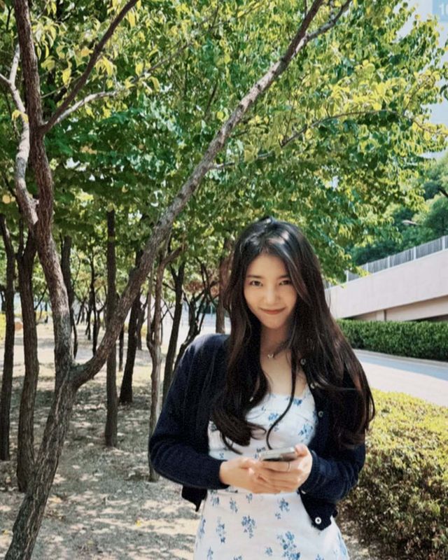 원피스와 카디건을 활용한 수지 데일리룩. 인스타그램 @skuukzky