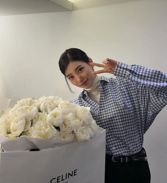 셔츠, 터틀넥을 레이어링 한 수지. 인스타그램 @skuukzky