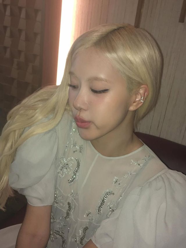 퍼프 소매 드레스를 입고 지미 팰런 쇼에 출연한 로제 인스타그램 @roses_are_rosie