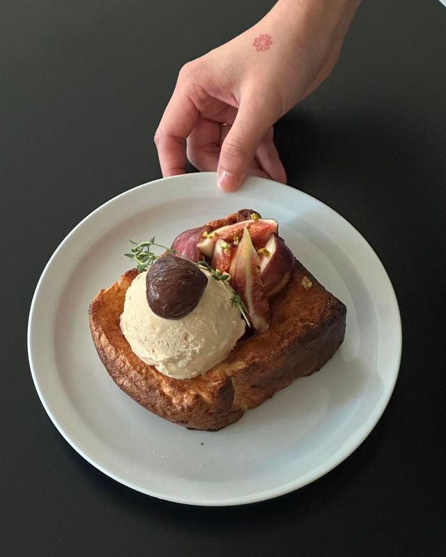 제철 디저트 밤, 무화과를 토스트와 함께 곁들이는 콘웰커피 시그니처 메뉴. 인스타그램 @konwell_coffee
