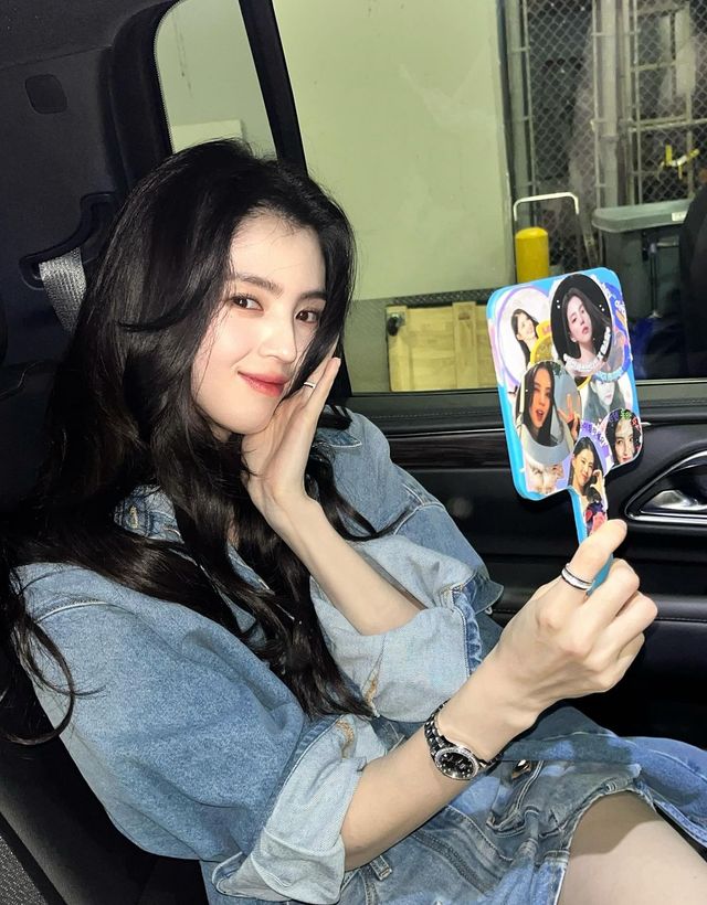 한소희의 데님셔츠+카고 스커트 조합. 인스타그램 @xeesoxee 