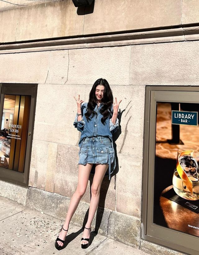 한소희의 데님셔츠+카고 스커트 조합. 인스타그램 @xeesoxee 