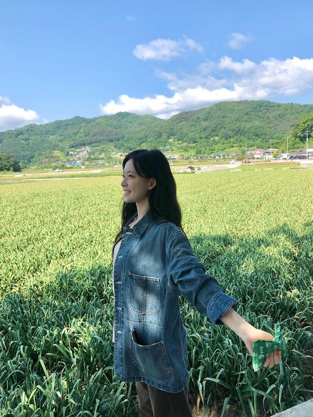 데님 셔츠 아우터 활용법. 인스타그램 @yoonjiiii