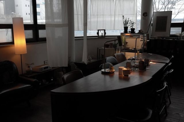 책과 맛있는 커피, 그리고 고요한 분위기 속에서 혼자만의 시간을 보내기 좋은 북덕방 202호 인스타그램 @bookduckbang.202