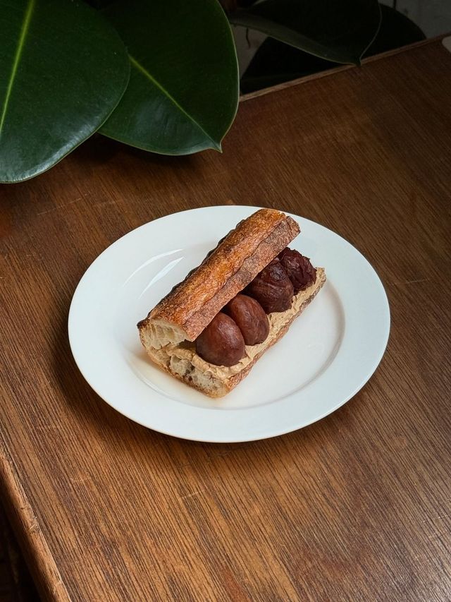 바삭한 바게트 빵 안에 마롱크림과 보늬밤을 채운 ‘보늬밤 바게트’. 인스타그램 @moeight_8