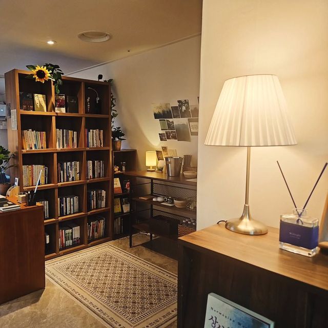 서울의 경치를 눈에 담으며 책을 읽을 수 있는 예약제 북카페 사유정원 인스타그램 @sayoujungwon