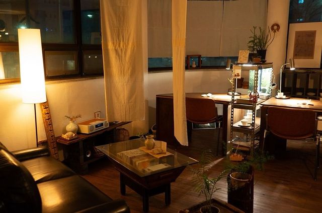 책과 맛있는 커피, 그리고 고요한 분위기 속에서 혼자만의 시간을 보내기 좋은 북덕방 202호 인스타그램 @bookduckbang.202