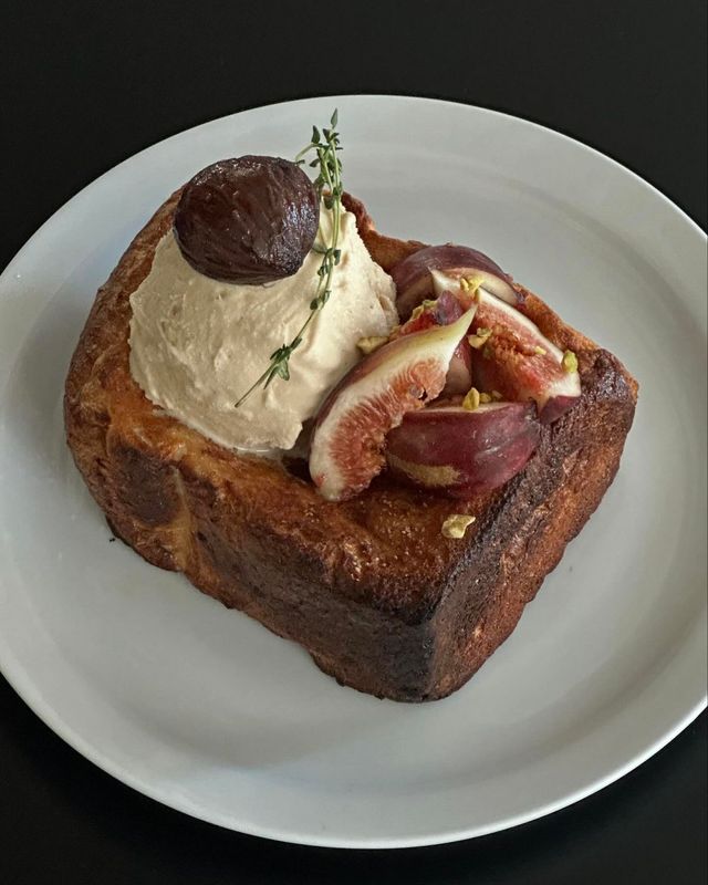 제철 디저트 밤, 무화과를 토스트와 함께 곁들이는 콘웰커피 시그니처 메뉴. 인스타그램 @konwell_coffee