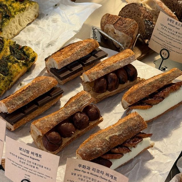 바삭한 바게트 빵 안에 마롱크림과 보늬밤을 채운 ‘보늬밤 바게트’. 인스타그램 @moeight_8