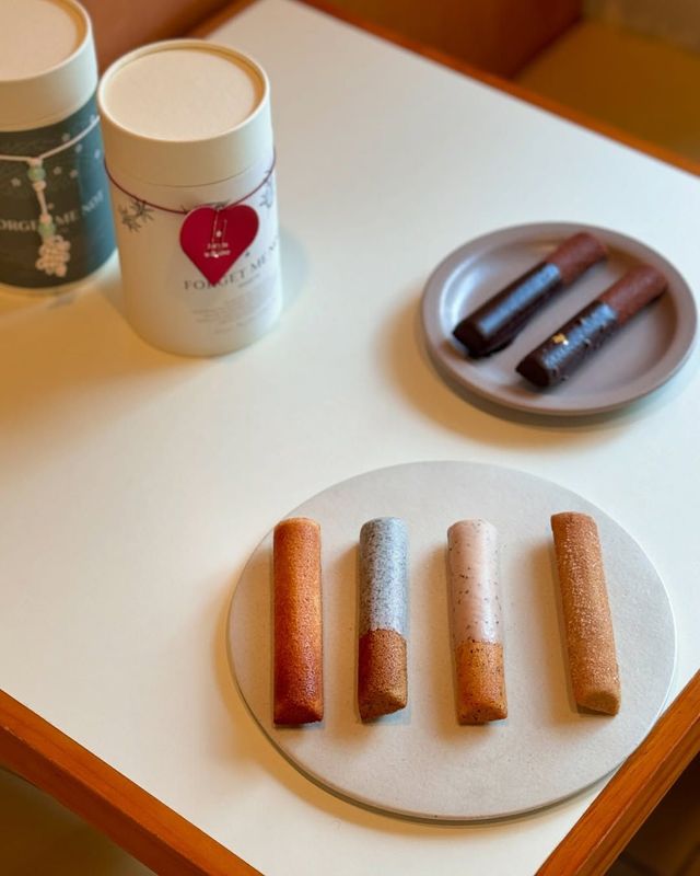 빼빼로를 닮은 피낭시에, 포겟미낫 스위츠. 인스타그램 @forgetmenot.sweets