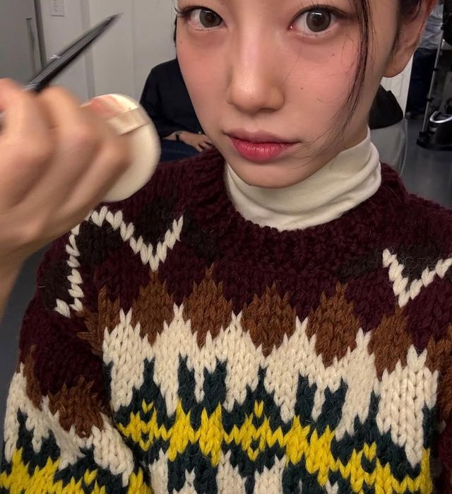 페어 아일 니트 스웨터와 카디건을 입은 수지. 인스타그램 @skuukzky