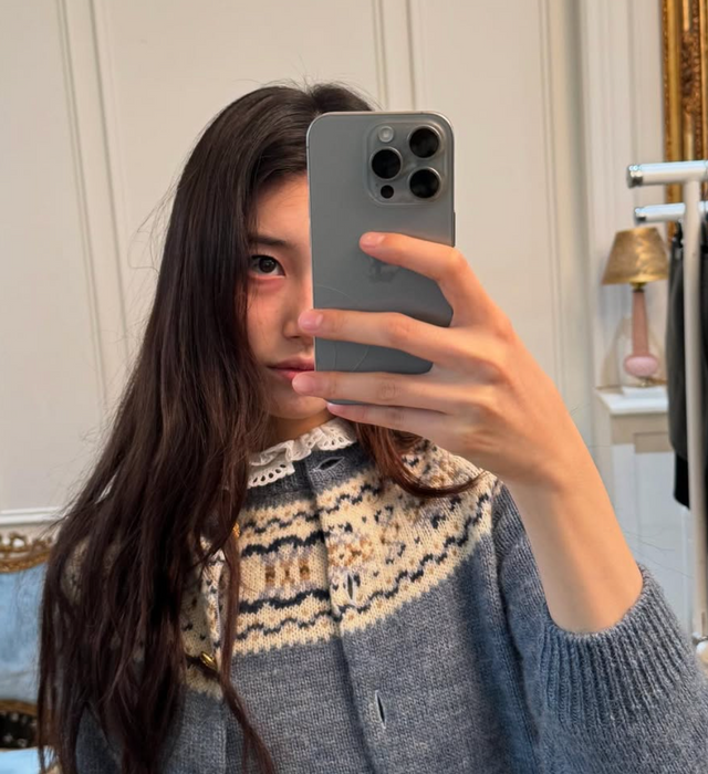 페어 아일 니트 스웨터와 카디건을 입은 수지. 인스타그램 @skuukzky