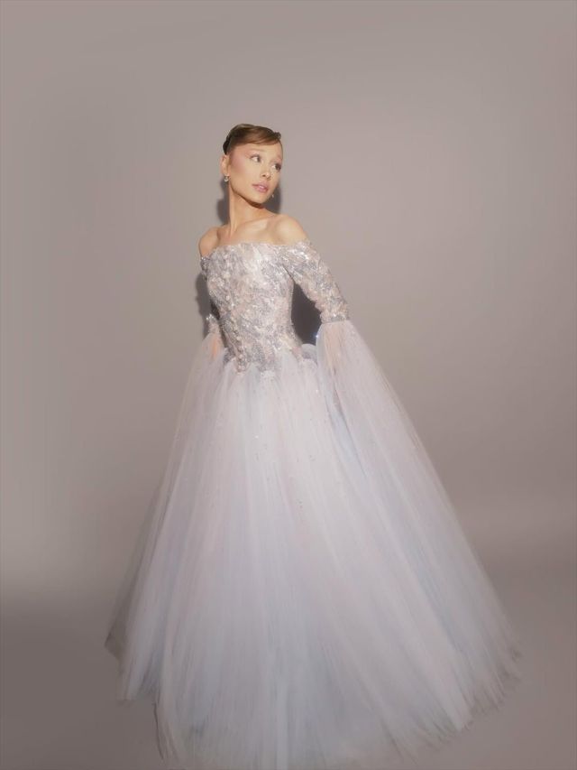 커스텀 드레스를 입은 아리아나 그란데. 인스타그램 @arianagrande