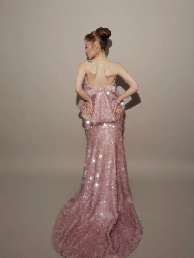 커스텀 드레스를 입은 아리아나 그란데. 인스타그램 @arianagrande