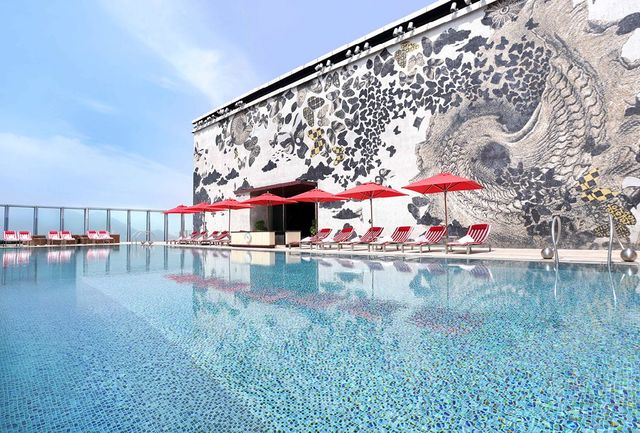 홍콩에서 가장 높은 풀로 손꼽히는 W 호텔의 야외 수영장 웻(WET)