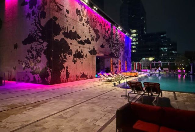 홍콩에서 가장 높은 풀로 손꼽히는 W 호텔의 야외 수영장 웻(WET)