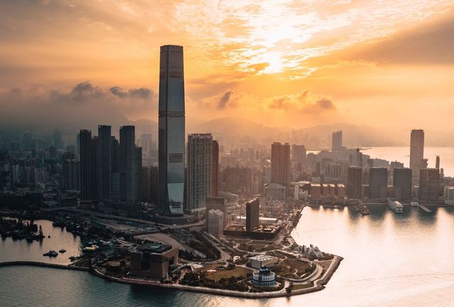 홍콩 도심과 빅토리아 하버를 품은 490m 초고층 럭셔리 호텔. 