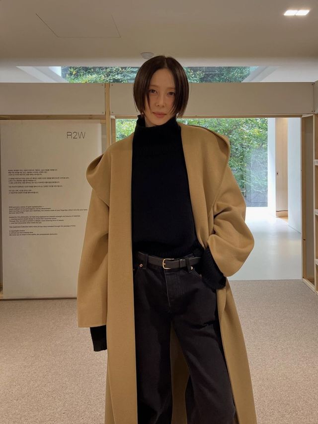 블랙 터틀넥 코디. 인스타그램 @nayoungkeem