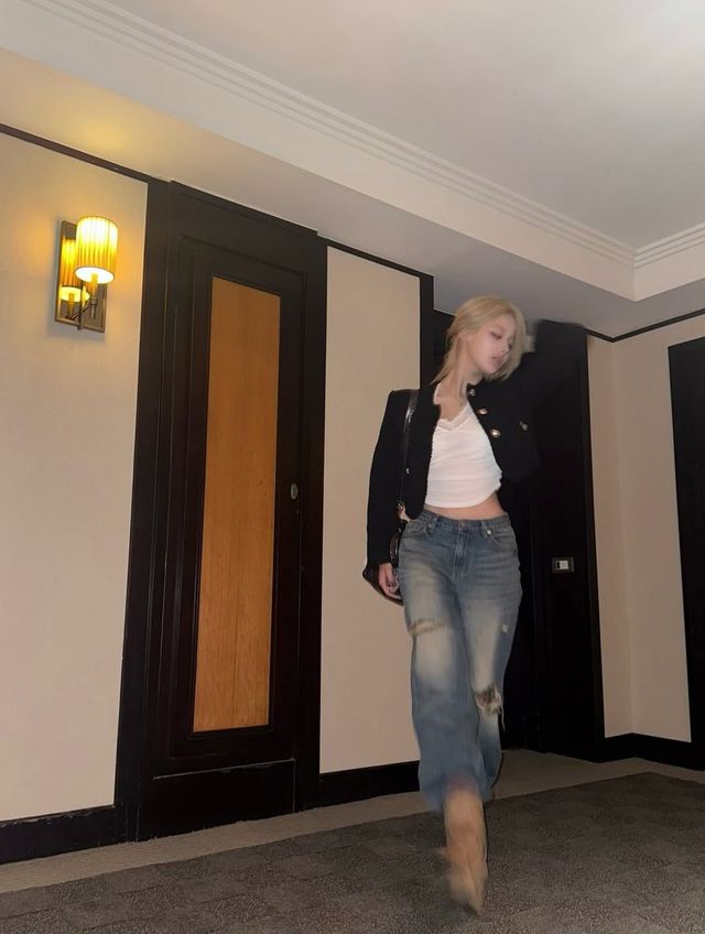 앵클 부츠힐에 데님 진을 넣어 마무리한 키스오브라이프 벨. 인스타그램 @kissoflife_s2 