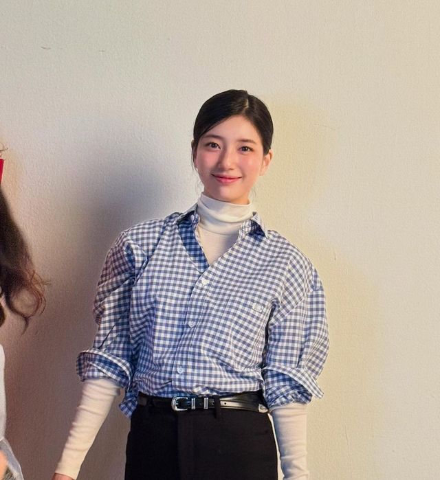 패턴 상의 위에 매치하기 좋은 화이트 터틀넥 스타일링. 인스타그램 @skuukzky 