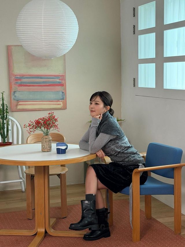 톤온톤으로 매치한 그레이 터틀넥. 인스타그램 @hi_sseulgi