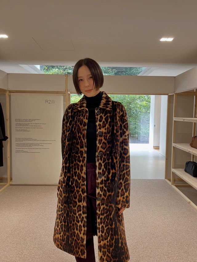 블랙 터틀넥 코디. 인스타그램 @nayoungkeem