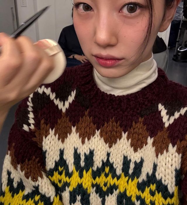 패턴 상의 위에 매치하기 좋은 화이트 터틀넥 스타일링. 인스타그램 @skuukzky 