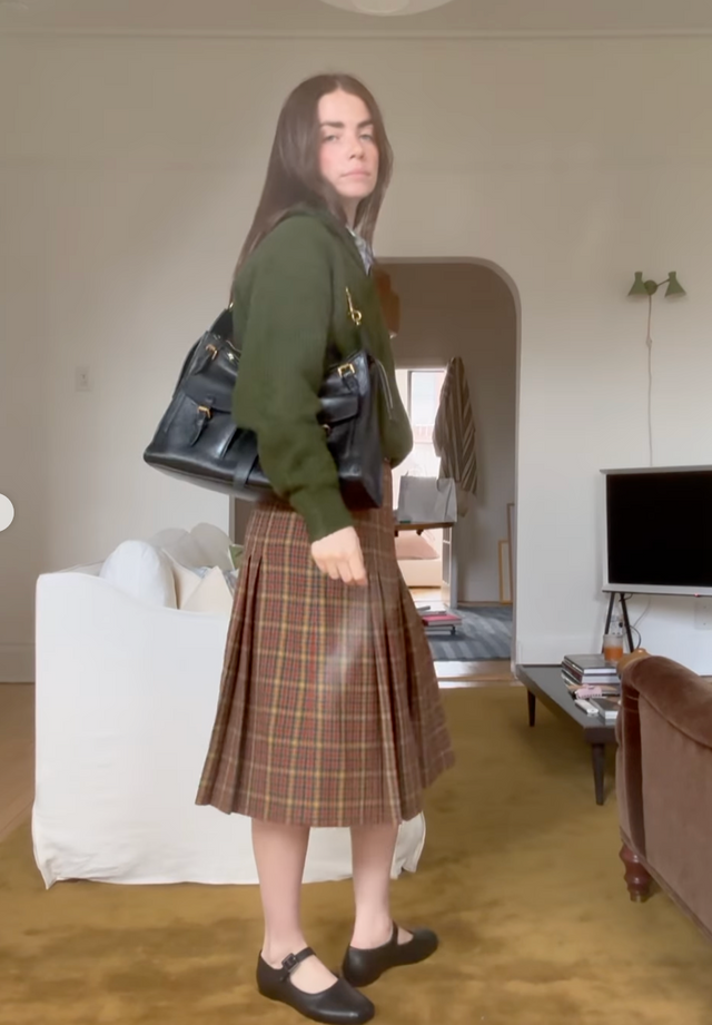 체크 롱 플리츠 스커트를 착용한 몰리 블루스테인. @accidentalinfluencer