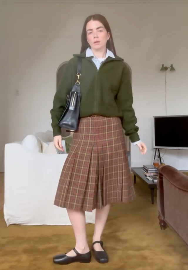 체크 롱 플리츠 스커트를 착용한 몰리 블루스테인. @accidentalinfluencer