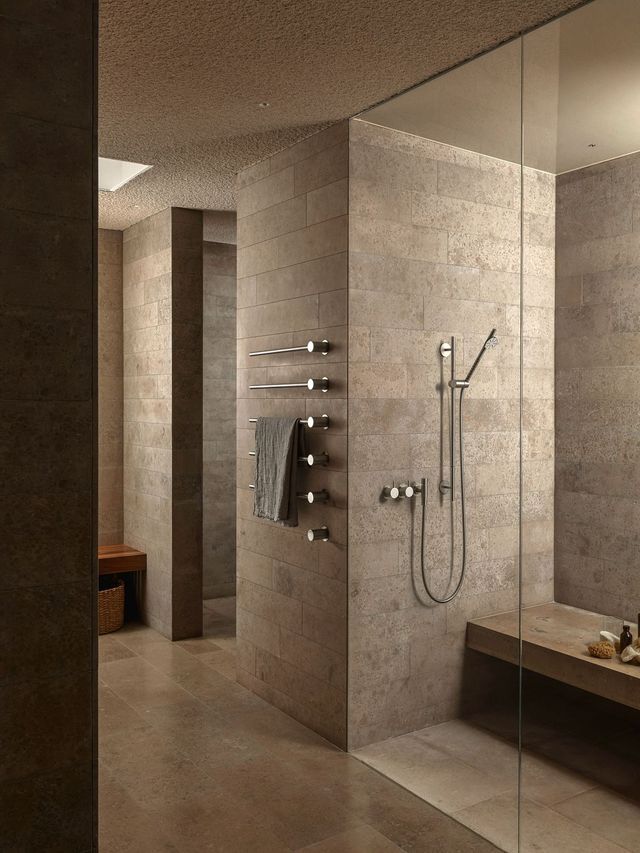 조명이 켜진 샤워실. 인스타그램 @duomo.official