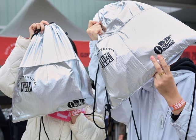 약 17종의 뷰티&헬시 아이템이 담긴 풍성한 굿즈백.