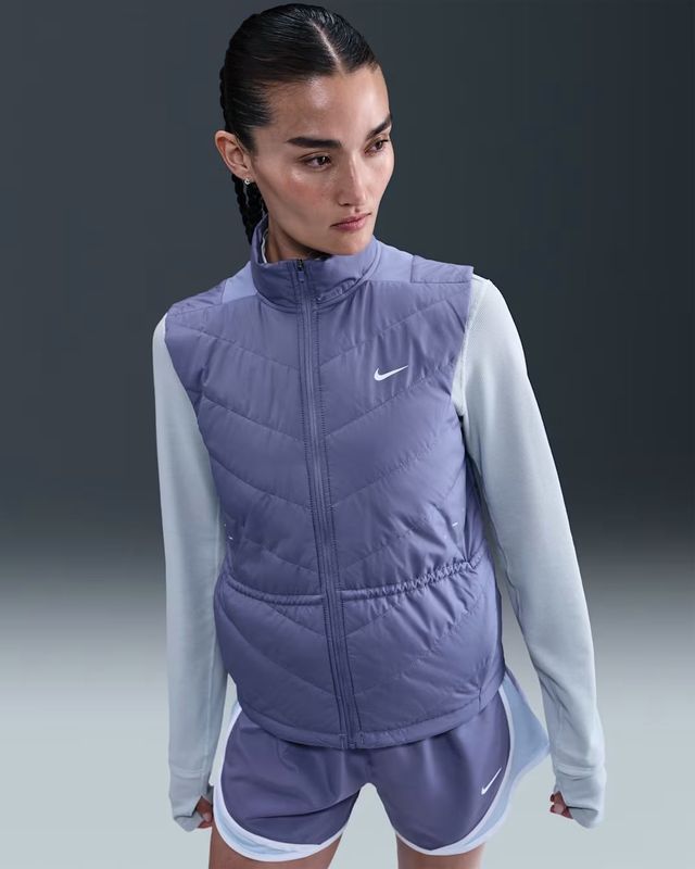  보온성과 발수성을 갖춘 나이키의 써마 핏 러닝 베스트 | 출처 나이키