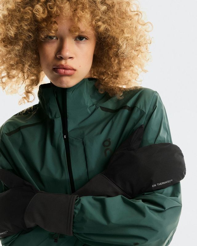 스마트폰 터치가 가능한 온 러닝의 방한용 러닝 장갑 | 출처 온 러닝