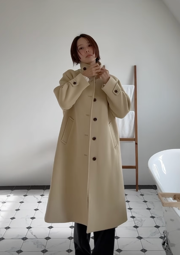 버터 크림 컬러 롱코트를 하이넥 스타일로 연출한 김나영. 인스타그램 @nayoungkeem 