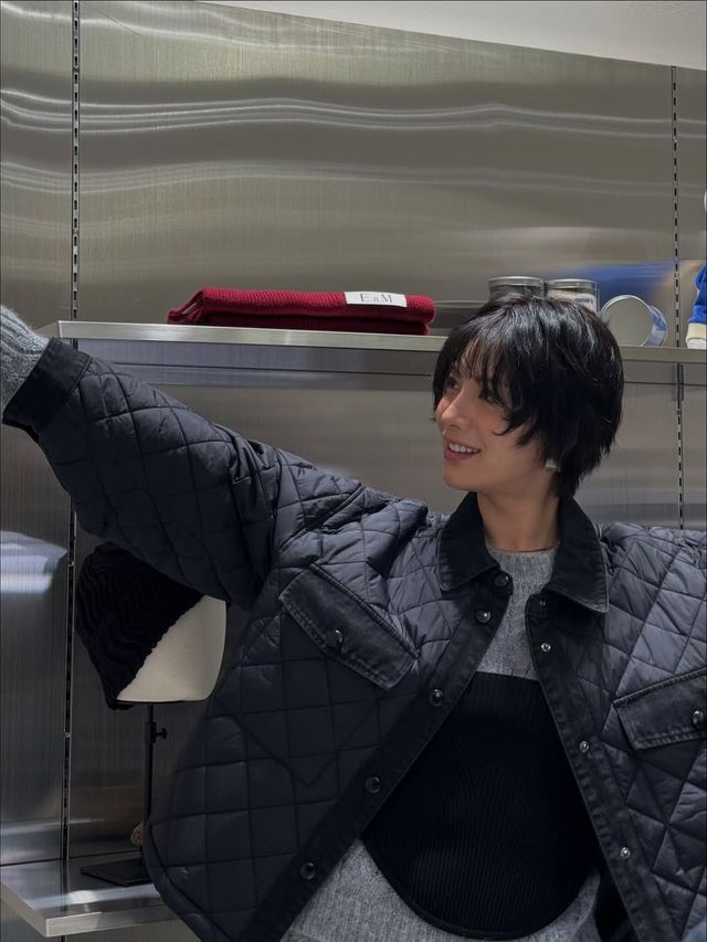 두 가지 퀼팅 재킷을 착용한 나나. 인스타그램 @jin_a_nana